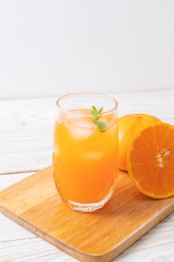 Buzlu bir bardak portakal suyu.