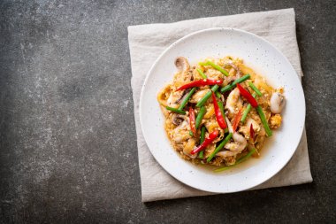 Karıştırılmış kalamar ya da tuzlu yumurtalı ahtapot - Asya deniz ürünleri tarzı