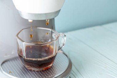 Kahve makinesi ahşap arka planda kahve yapıyor.