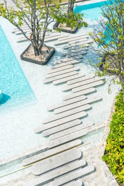 Havadan görünümü güzel lüks otel yüzme havuzu çare ile bir yürüyüş yolu