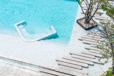 Havadan görünümü güzel lüks otel yüzme havuzu çare ile bir yürüyüş yolu