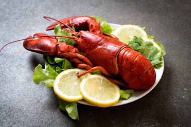 taze Haşlanmış istakoz sebze ve limon ile