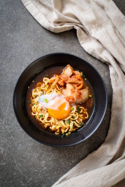 Kimchi ve yumurta - Korece ramen tarzı ile Kore anlık erişte