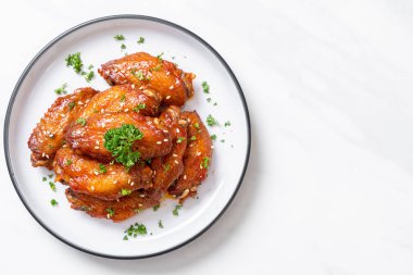 Beyaz susamlı ızgara tavuk kanadı.