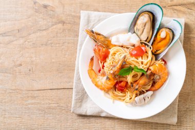 Deniz ürünleri makarna makarna midye, karides, Squis, midye ve domates - İtalyan yemeği tarzı ile
