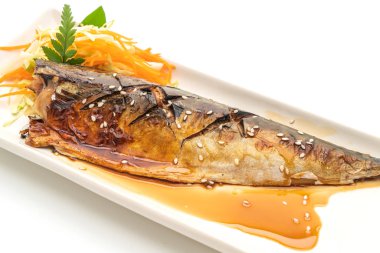 Izgara Saba balık biftekle teriyaki sos izole üzerinde beyaz arka plan