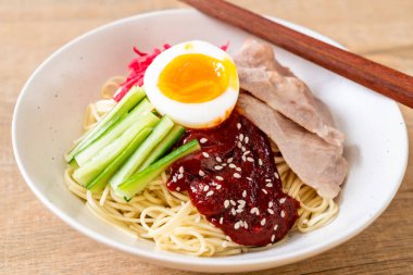 Bibim naengmyeon - Kore soğuk noodles ramen
