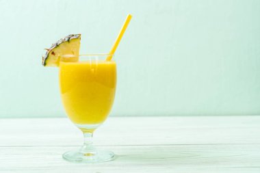 Tahta masada taze ananas suyu bardağı - Sağlıklı içecek