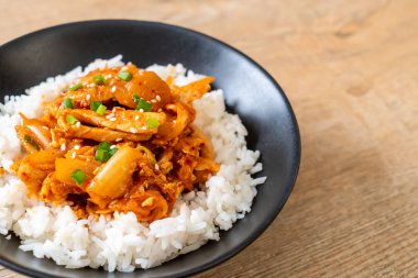 Pirinçli kimchi ve domuz kızartması. Kore usulü.