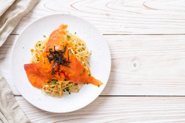 spagetti ile füme somon ve karides yumurta - füzyon gıda tarzı