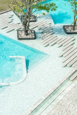 Havadan görünümü güzel lüks otel yüzme havuzu çare ile bir yürüyüş yolu