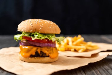 taze lezzetli biftek burger peynir ve patates kızartması ahşap arka plan üzerinde