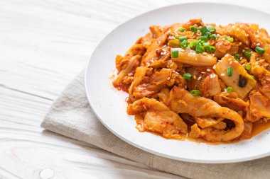 Kore usulü kimchi ile kızartılmış domuz eti.