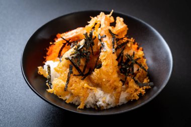 karides tempura pirinç kase karides yumurta ve yosun - Japon gıda tarzı