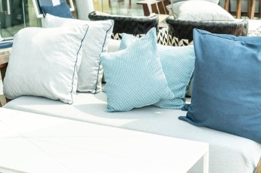 Kanepe dekorasyon açık veranda üzerinde rahat yastık