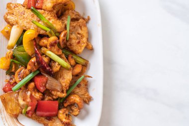 Kaju fıstığı - Asya gıda ile tavada kızartılmış tavuk