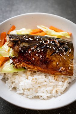 saba balık tepesinde tabağı - Japon tarzı üzerinde teriyaki soslu ızgara