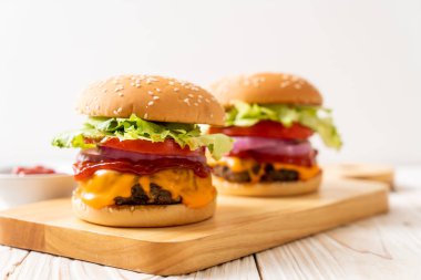 taze lezzetli biftek burger peynir ve ahşap zemin üzerine ketçap