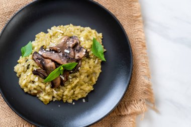 Pesto ve peynir ile ev yapımı Mantarlı Risotto
