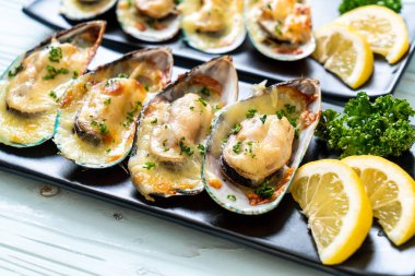 Peynirli taze midye.