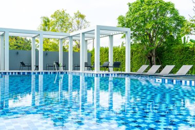 Otel ve tatil seyahat ve tatil için açık yüzme havuzunda havuzuyla yatak