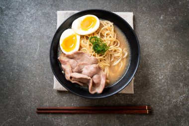 domuz eti ve yumurta - Japon tarzı ile TONKOTSU ramen erişte