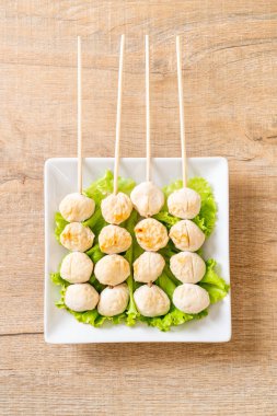 Izgara domuz köftesi ve tatlı acı biber sosu.