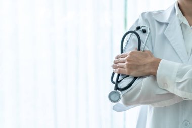 kadın doktor stetoskop ile kopya yer tutan