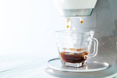 Kahve makinesi ahşap arka planda kahve yapıyor.