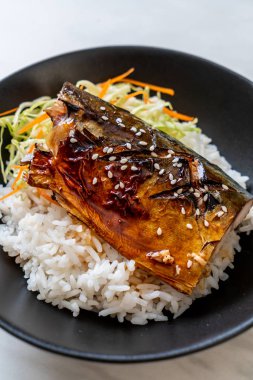 saba balık tepesinde tabağı - Japon tarzı üzerinde teriyaki soslu ızgara