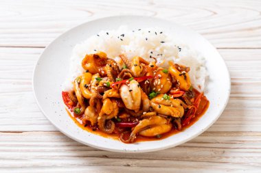 tavada kızartılmış ahtapot veya kalamar ve pirinç - Kore yemeği tarzı ile Kore baharatlı hamur (osam bulgogi)