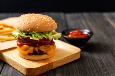 taze lezzetli biftek burger peynir ve ahşap zemin üzerine ketçap