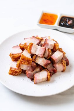 Kıtır kıtır domuz eti mi yoksa kızarmış domuz eti mi?