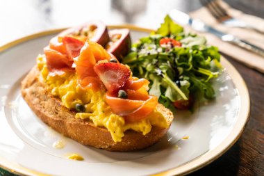 kek yumurta salatası tost ile somon füme