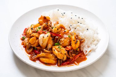 tavada kızartılmış ahtapot veya kalamar ve pirinç - Kore yemeği tarzı ile Kore baharatlı hamur (osam bulgogi)