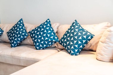 Oturma odasındaki kanepe dekorasyonunda yastık.