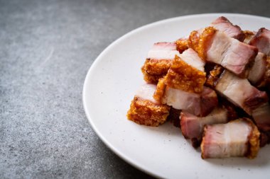 Kıtır kıtır domuz eti mi yoksa kızarmış domuz eti mi?