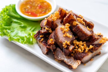 Fried çizgili domuz eti veya gevrek domuz eti veya derin kızarmış domuz yağı sarımsak ile