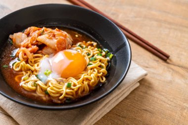 Kimchi ve yumurta - Korece ramen tarzı ile Kore anlık erişte