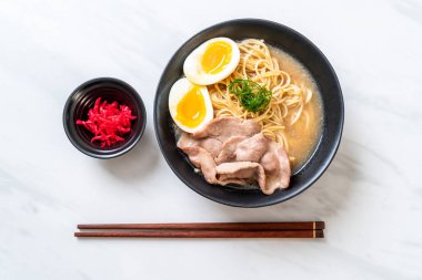 domuz eti ve yumurta - Japon tarzı ile TONKOTSU ramen erişte