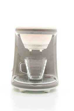 Kahve makinesi beyaz arkaplanda izole edilmiş.