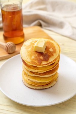 tereyağı ve bal ile krep yığını