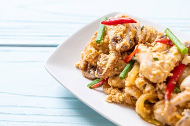 Karıştırılmış kalamar ya da tuzlu yumurtalı ahtapot - Asya deniz ürünleri tarzı