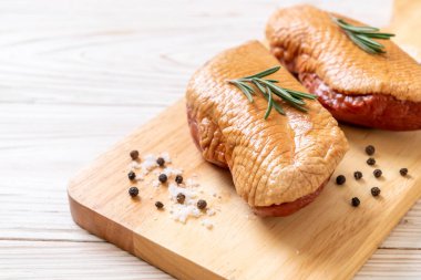 taze çiğ ördek göğsü malzemelerle ahşap tahta üzerinde