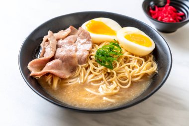 domuz eti ve yumurta - Japon tarzı ile TONKOTSU ramen erişte