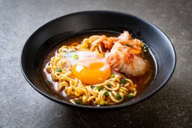 Kimchi ve yumurta - Korece ramen tarzı ile Kore anlık erişte