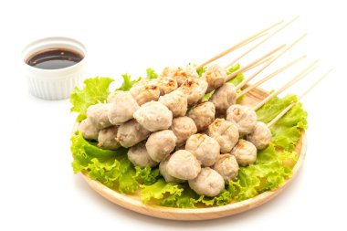 Beyaz arka plan üzerinde izole tatlı biber soslu ızgara domuz eti köfte