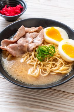 domuz eti ve yumurta - Japon tarzı ile TONKOTSU ramen erişte