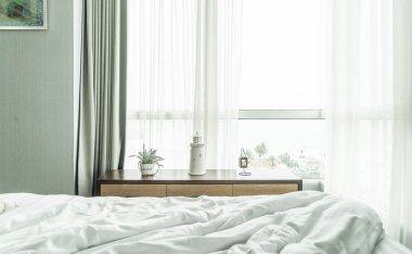 perde ve pencere dağınık yatak (yatak görünümünden)