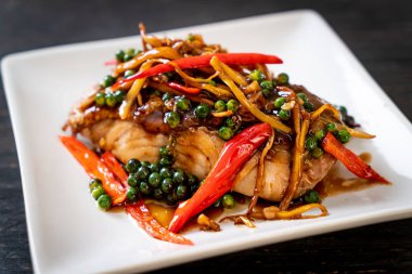 baharatlı tavada kızartılmış ve bitki ile Gruplayıcı balık fileto - Tay gıda tarzı